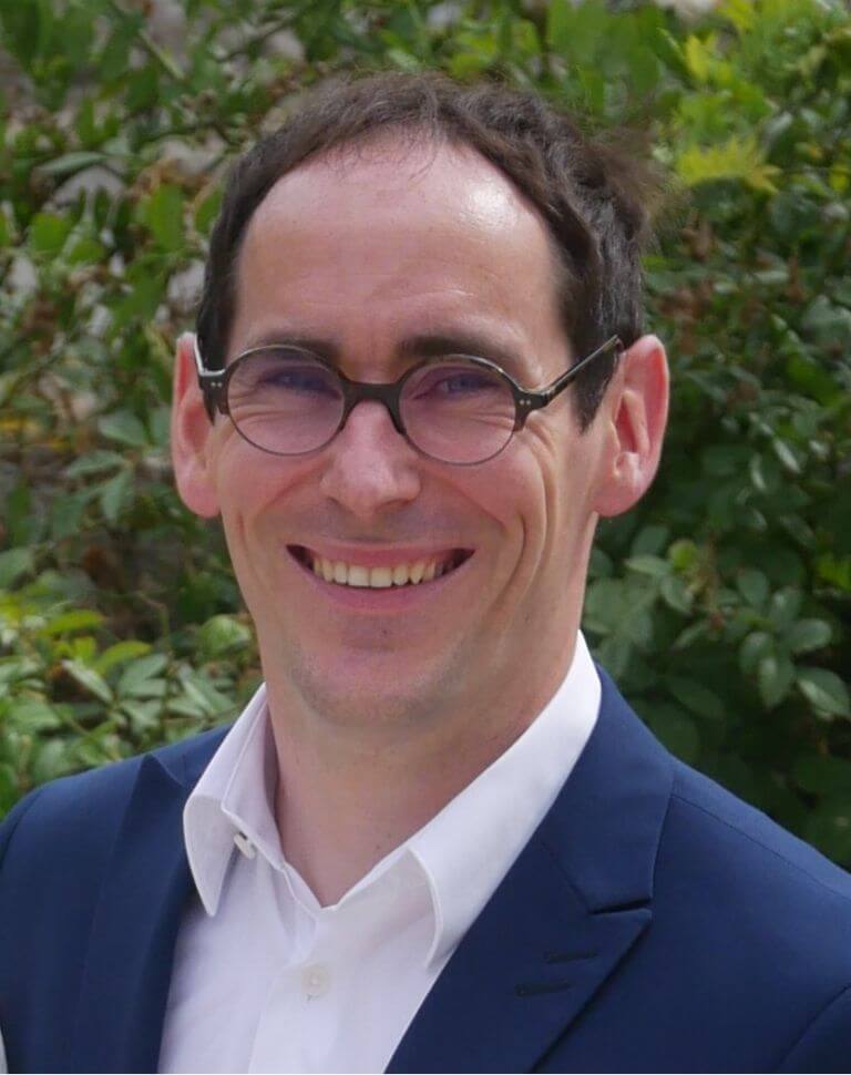 Dr. Damian Magill